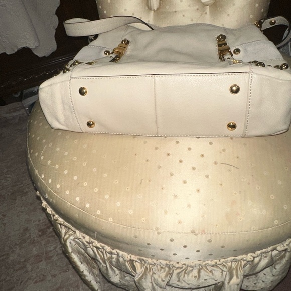 B Makowsky beautiful cream and gold studded shoulder back - Picture 7 of 10